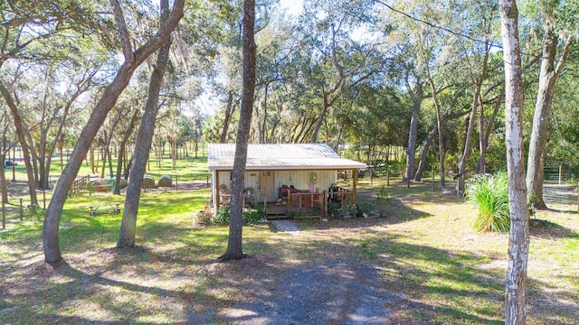 view of yard featuring an outdoor structure