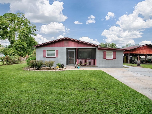 view of front of home featuring a carport and a front yard