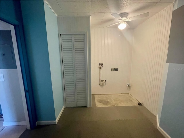 washroom featuring ceiling fan