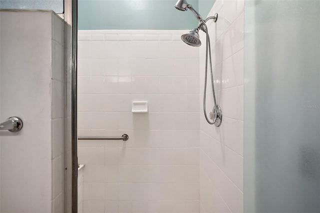 bathroom featuring tiled shower