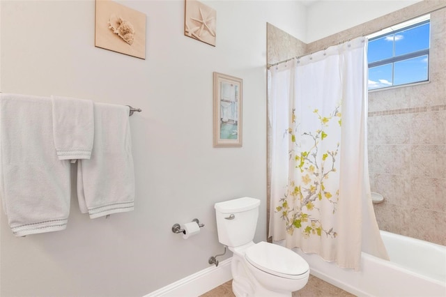 bathroom featuring shower / tub combo with curtain and toilet