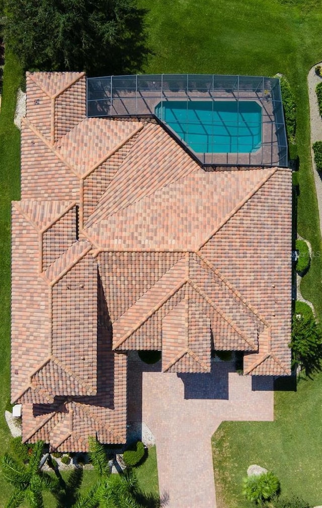 view of swimming pool featuring a yard