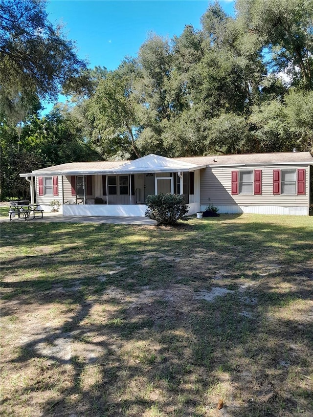 view of front of home featuring a front lawn