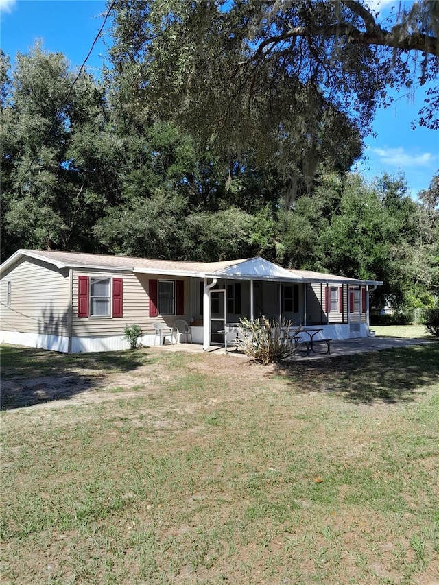 manufactured / mobile home featuring a front lawn