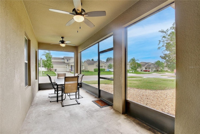 sunroom with ceiling fan