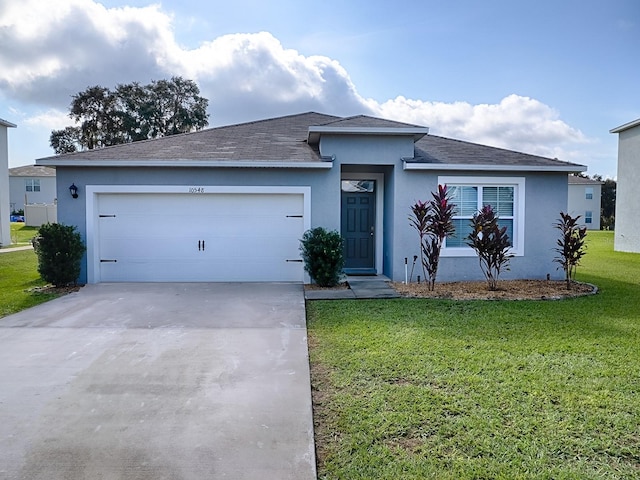 view of front of house featuring a front lawn and a garage