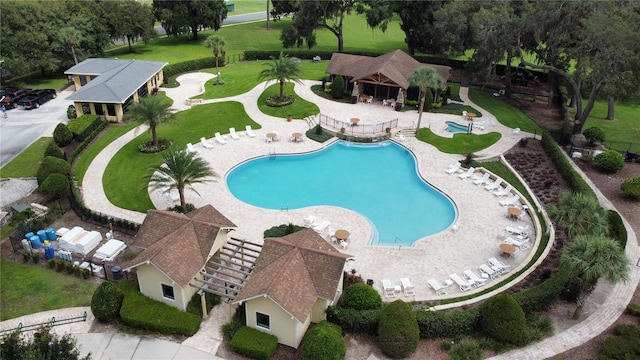 view of swimming pool