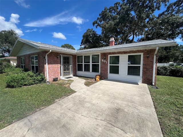 single story home with a front lawn