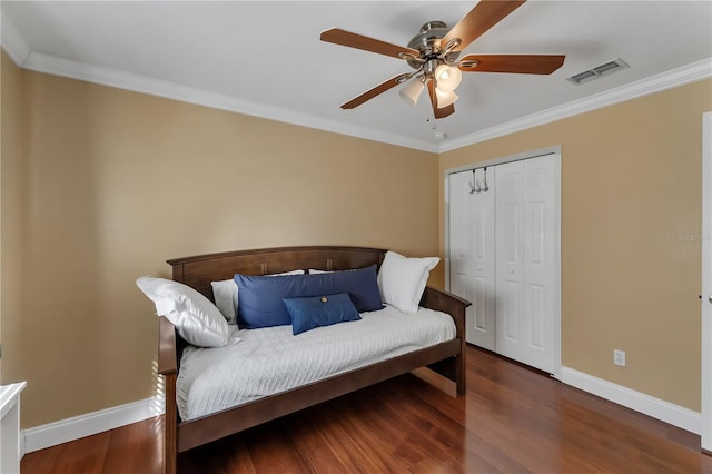 sitting room with ornamental molding, ceiling fan, and dark hardwood / wood-style flooring