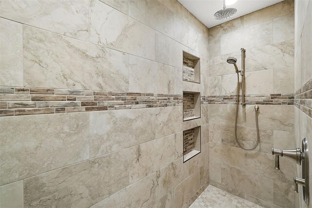 8222 Florida Boys Ranch Rd, Groveland, FL 34736 - room details with a tile shower