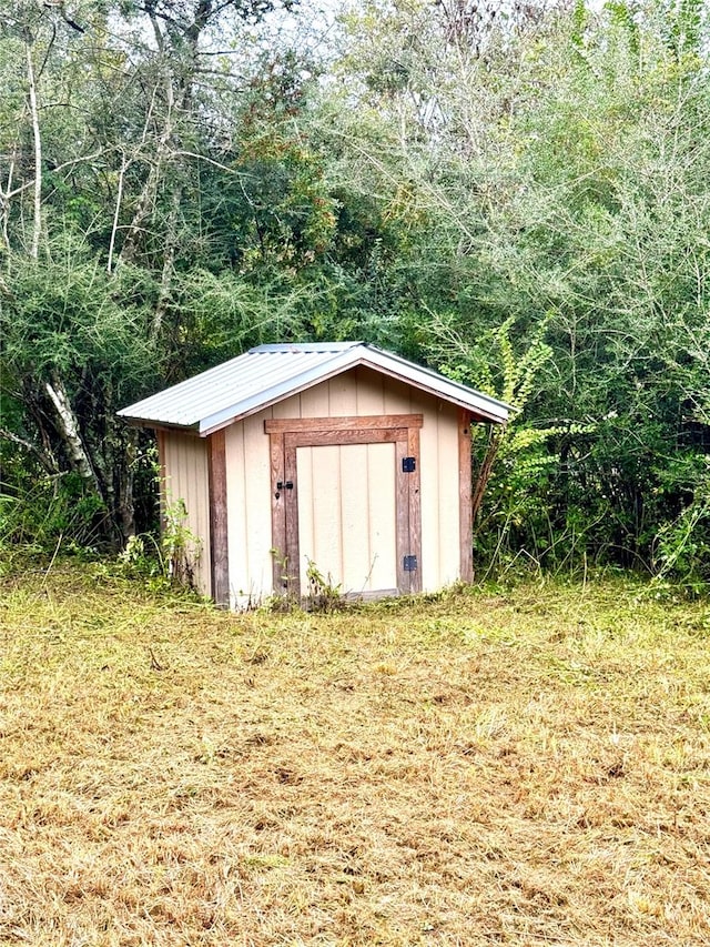 view of outbuilding featuring a yard