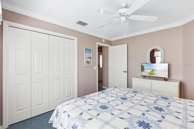 bedroom featuring ceiling fan, a textured ceiling, crown molding, carpet floors, and a closet