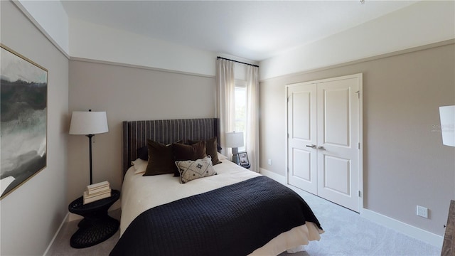 bedroom featuring carpet floors and a closet