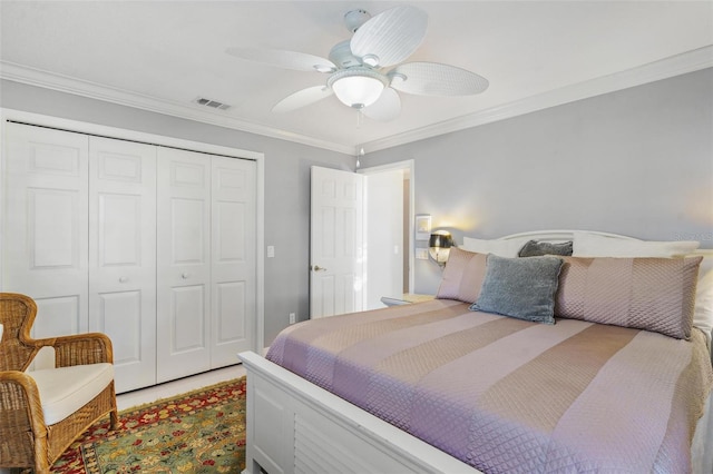 bedroom with crown molding, a closet, and ceiling fan