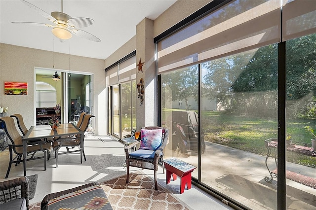 sunroom with ceiling fan