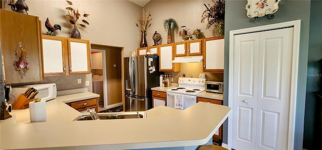 kitchen featuring kitchen peninsula, sink, and stainless steel appliances