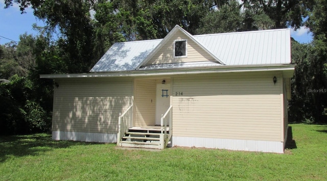 view of front of property featuring a front lawn