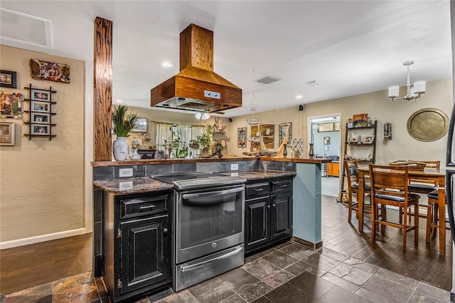 kitchen with kitchen peninsula, electric range, hanging light fixtures, custom range hood, and a notable chandelier