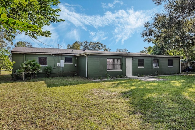 view of front of home featuring a front yard