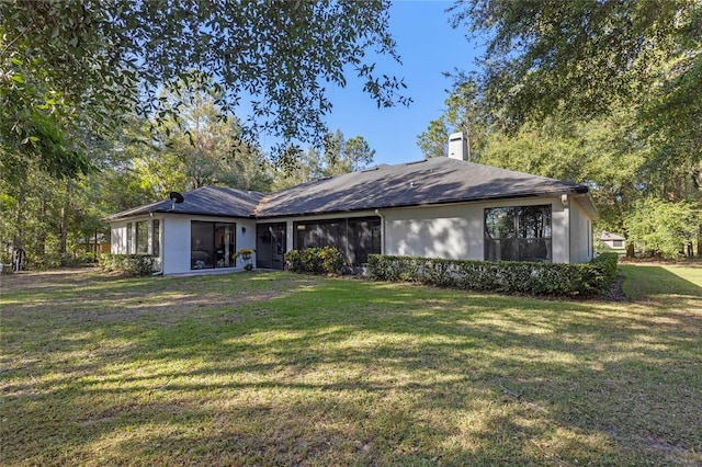 view of front facade featuring a front yard