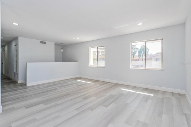 6607 Kreidt Dr, Orlando, FL 32818 - unfurnished room with light wood-type flooring, baseboards, visible vents, and recessed lighting