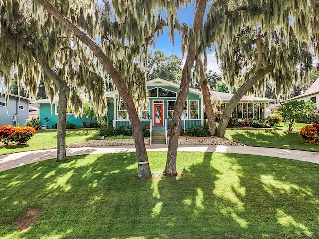 view of front of house featuring a front yard