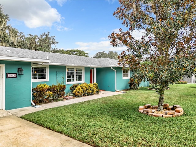 single story home with a front lawn