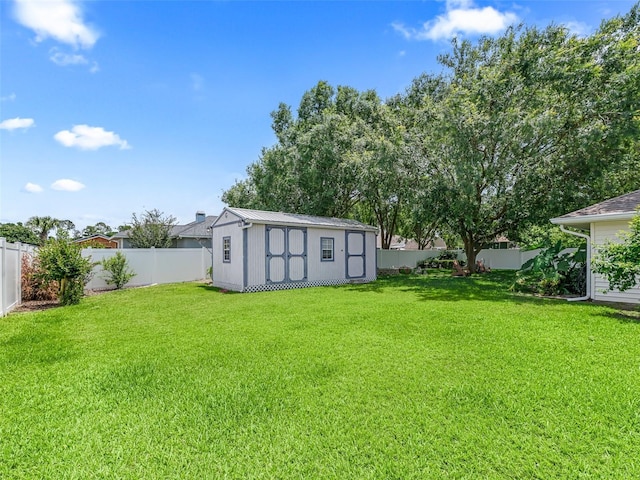 view of yard featuring a shed