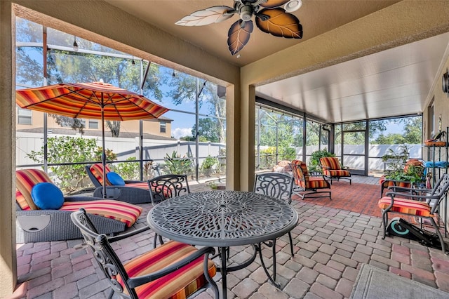 sunroom with ceiling fan