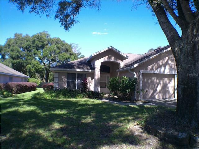 view of front facade featuring a garage and a front lawn