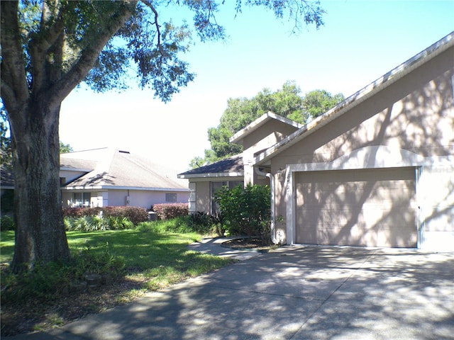 view of front facade featuring a front yard and a garage