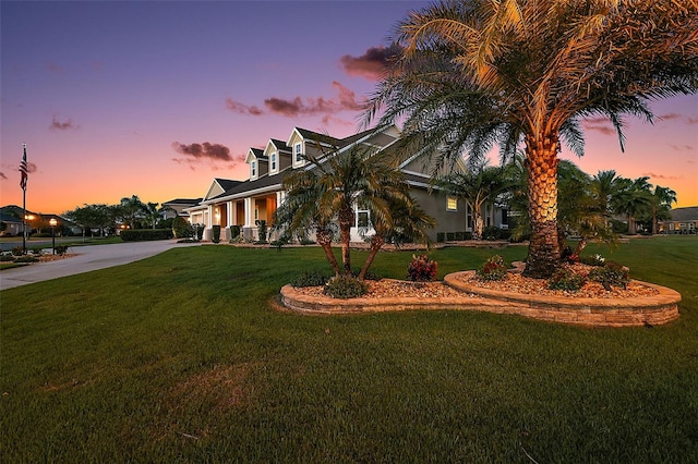 view of front of property featuring a yard