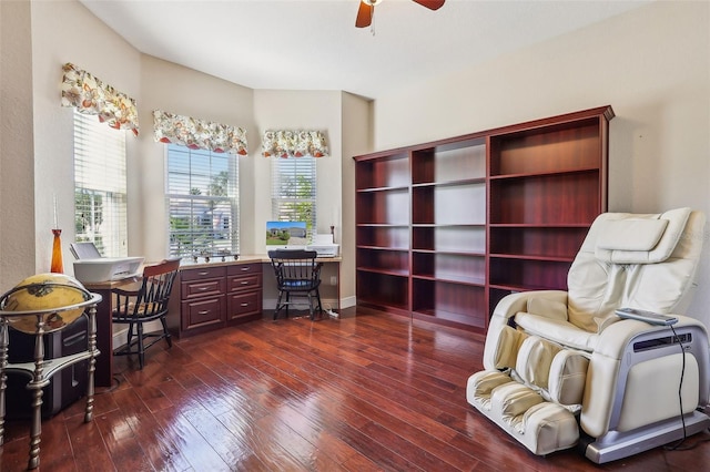 sitting room with dark wood-type flooring and ceiling fan