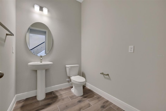 bathroom featuring sink and toilet