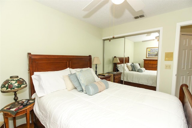 bedroom with ceiling fan, a textured ceiling, and a closet