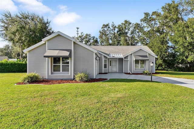 single story home featuring a front lawn