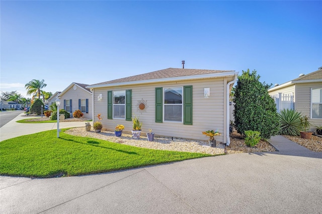 view of front of house with a front lawn