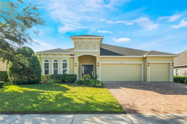 view of front of home featuring a front lawn and a garage