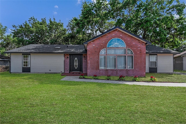 view of front facade featuring a front lawn