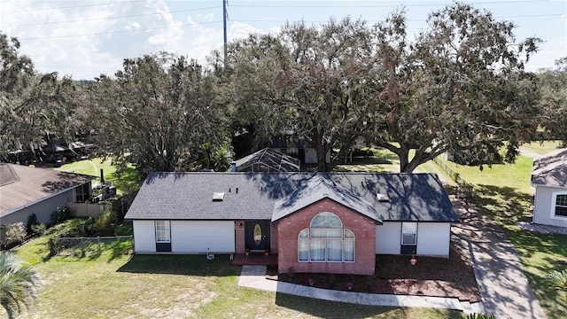 view of front of house featuring a front lawn