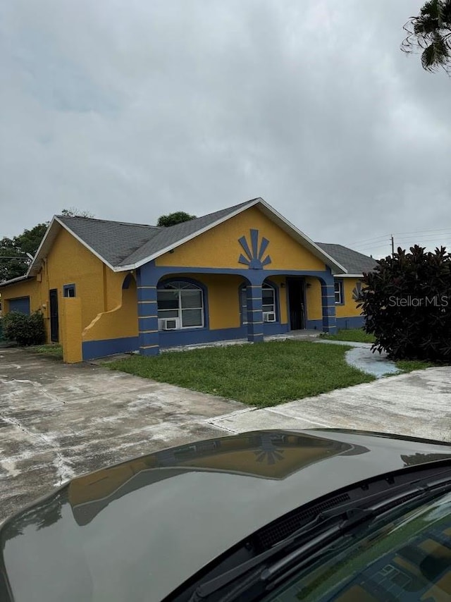 ranch-style home with a front yard