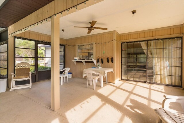 sunroom with ceiling fan