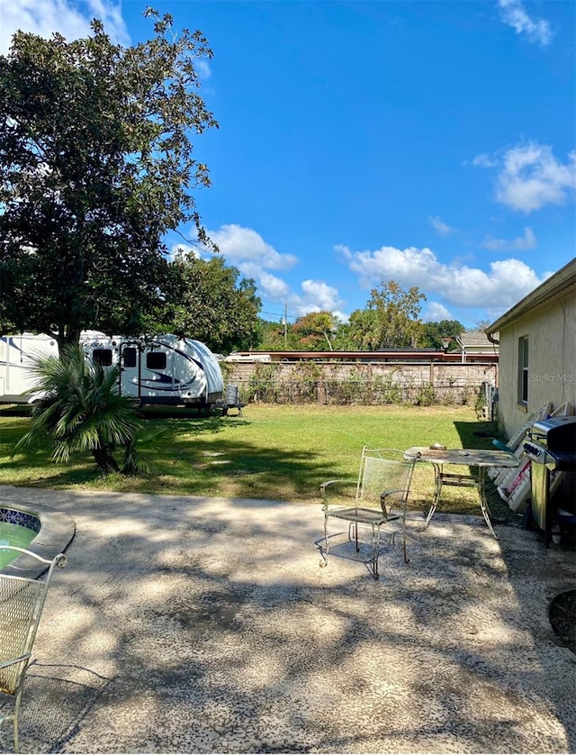 view of yard featuring a patio area