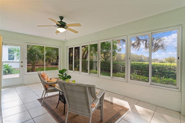 sunroom with ceiling fan