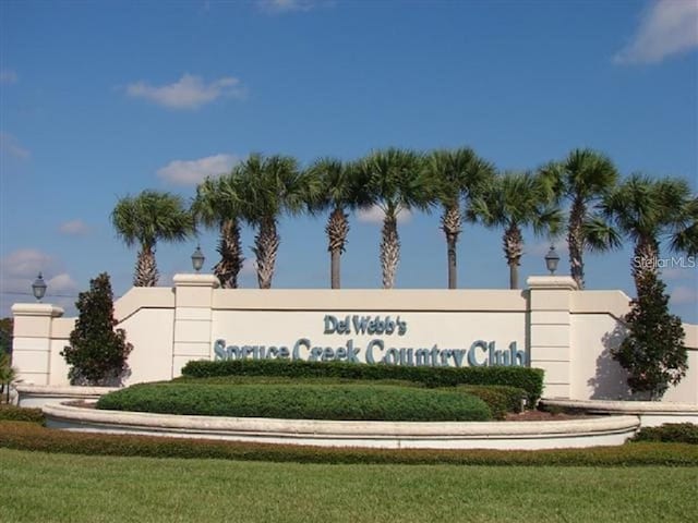 community sign with a yard