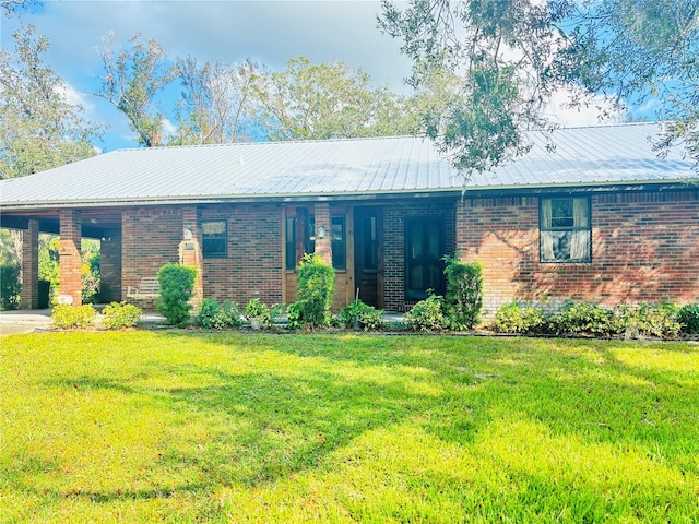 single story home with a front lawn