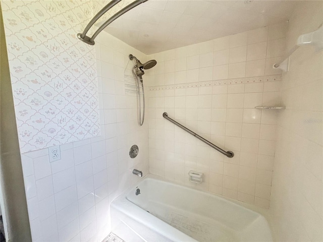 bathroom with tiled shower / bath