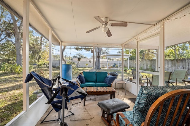 sunroom with ceiling fan