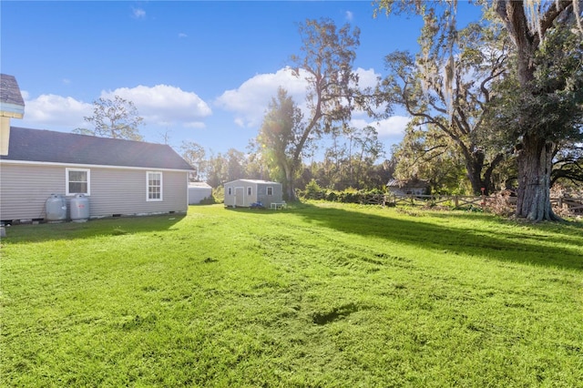 view of yard featuring a storage unit