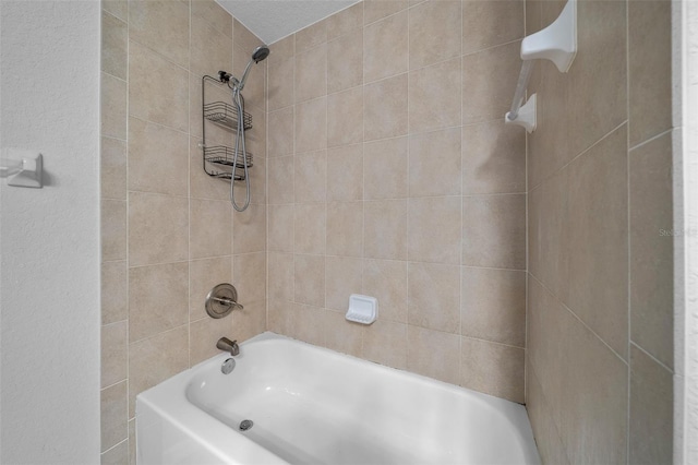 bathroom with tiled shower / bath combo